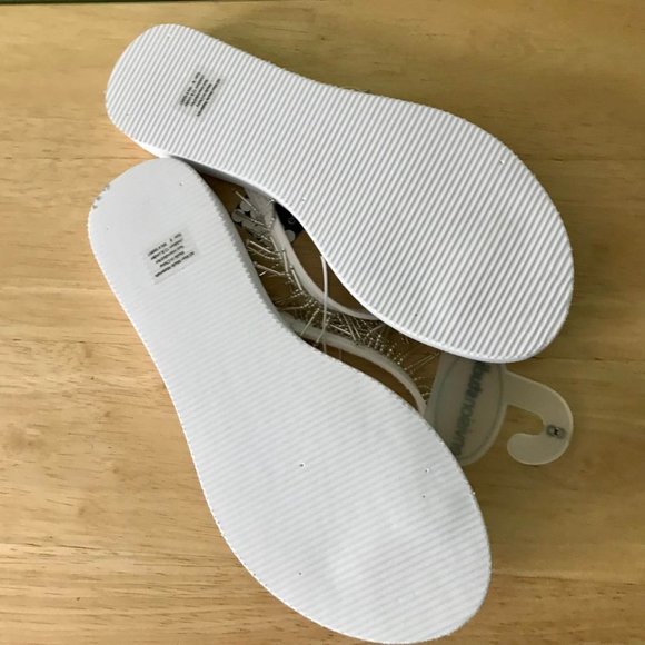 EnvisionStudio Sz.8 White Flip Flops w/Silver Beaded Fringe Trim - Picture 6 of 6